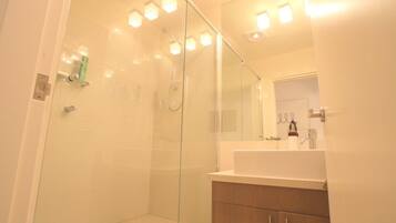 Apartemen, 2 kamar tidur | Kamar mandi | Shower dan handuk