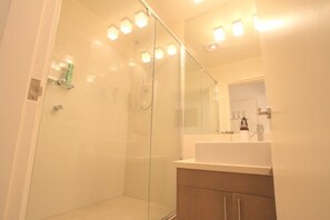 Apartment, 2 Schlafzimmer | Badezimmer | Dusche, Handtücher
