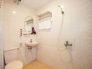 Dusche, kostenlose Toilettenartikel, Haartrockner, Hausschuhe