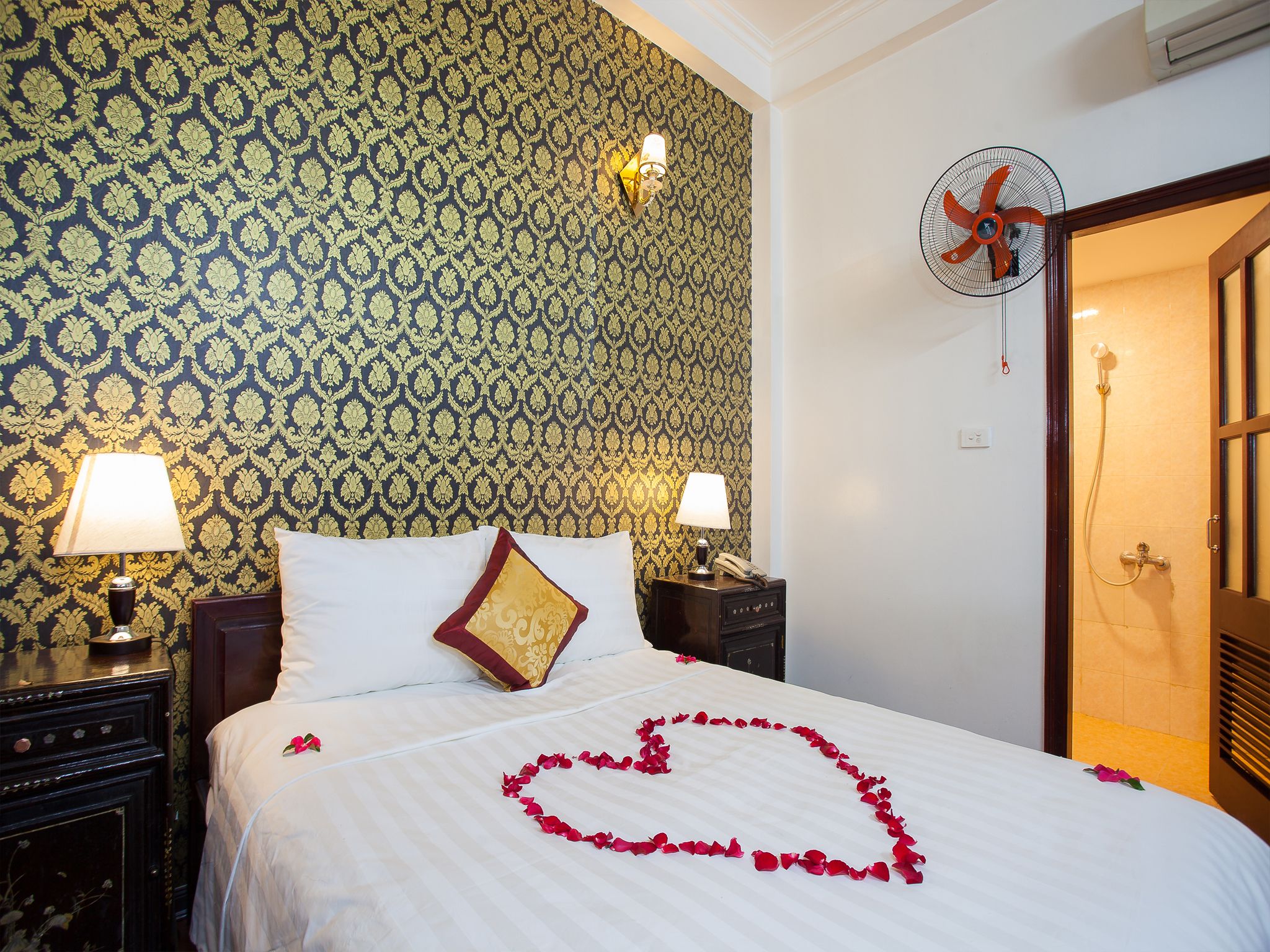 down duvets, memory-foam beds, minibar, in-room safe