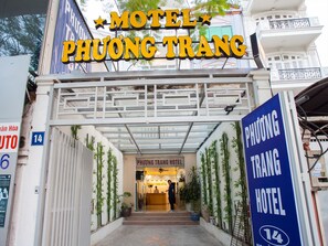 Property entrance - Phuong Trang Hotel Hanoi (Hanoi)