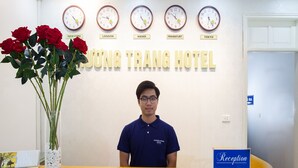 Eine Rezeption im Phuong Trang Hotel mit Uhren, die die Zeit in New York, London, Hanoi, Frankfurt und Tokio anzeigen.