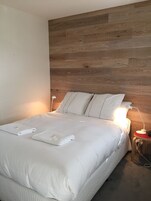 3 habitaciones, cunas y ropa de cama 