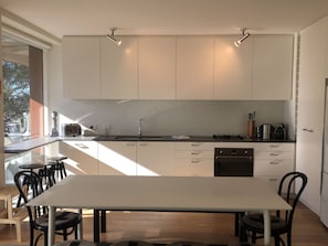 Apartamento, 3 quartos | Opções para refeição no quarto