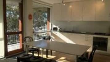 Apartemen, 3 kamar tidur | Makan di kamar