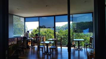 Sarapan dihidangkan, masakan antarabangsa