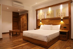 Suite Luxury, idromassaggio, vista lago | Biancheria da letto di alta qualità, minibar, cassaforte in camera