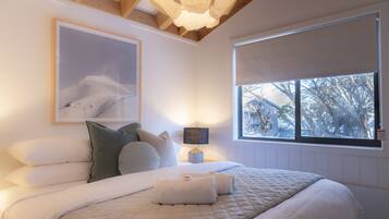 Chalet, 4 Bedrooms | 4 bedrooms, cots/infant beds, bed sheets