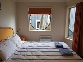 3 habitaciones, cunas y ropa de cama 