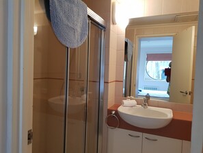 Apartment, 3 Bedrooms | Bathroom | Combined shower/tub, towels - Elkhorn 9 (Mount Buller)