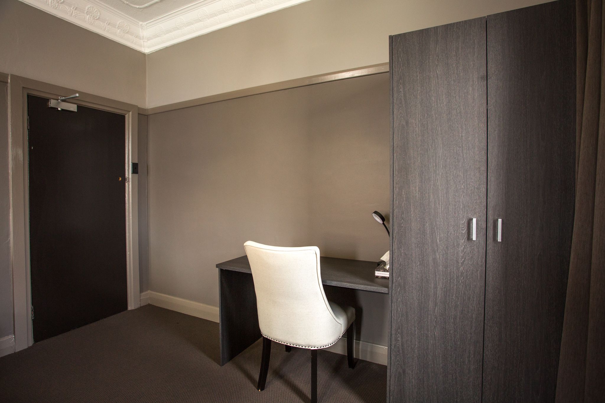 design room, 1 queen bed, shared bathroom | room amenity
