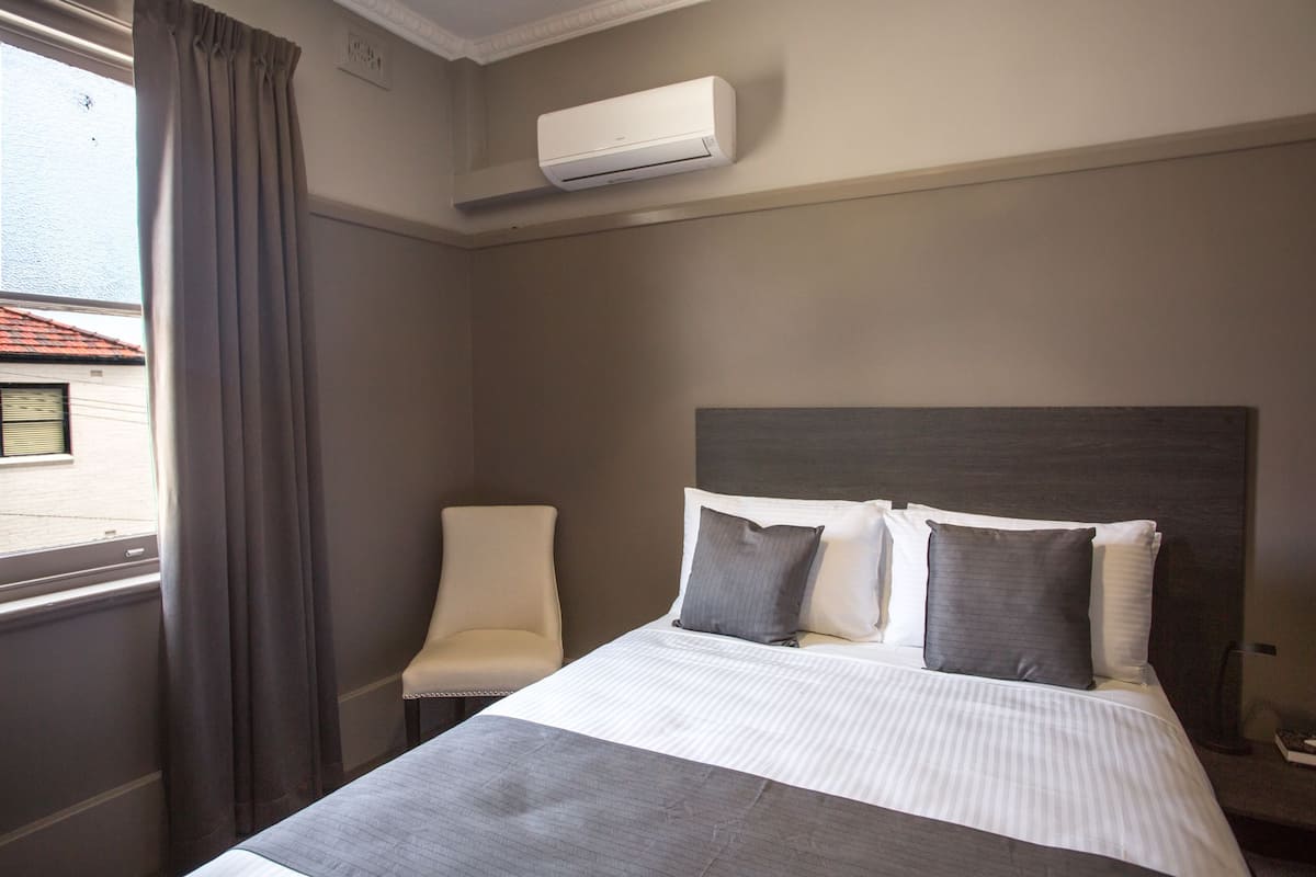 Klassieke kamer, 1 queensize bed, gedeelde badkamer | Luxe beddengoed, een strijkplank/strijkijzer, gratis wifi, beddengoed