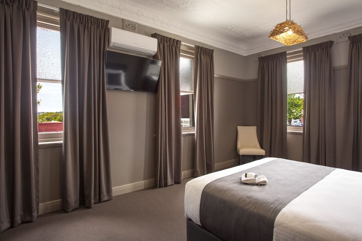 design room, 1 queen bed, shared bathroom | premium bedding, iron/ironing board, free wifi, bed sheets