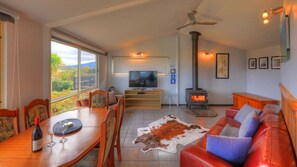 Living area - Discover Bruny Island Holiday Accommodation (Alonnah)