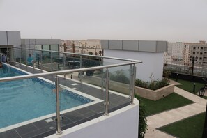 Piscine extérieure, chaises longues