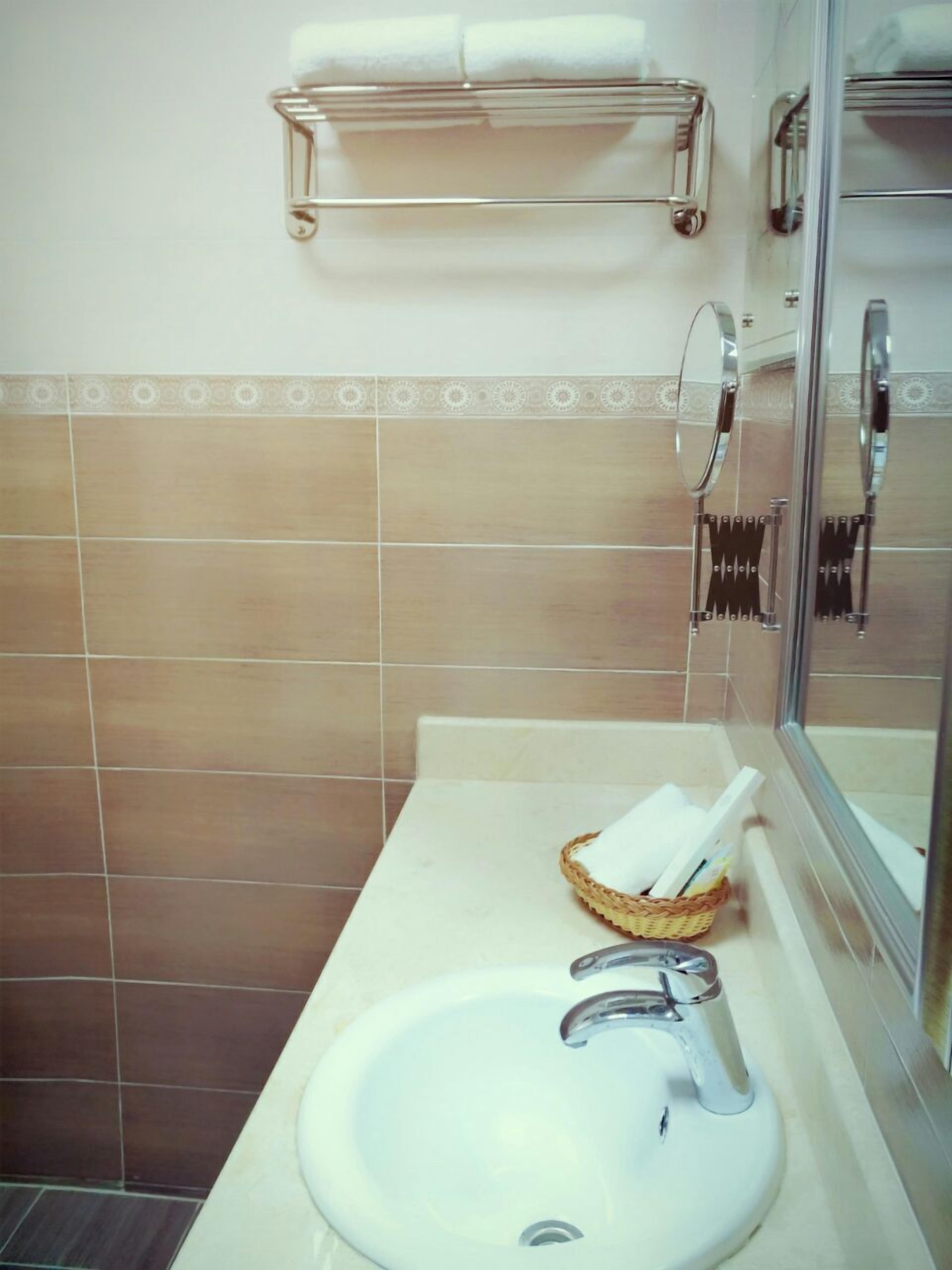 deluxe room | bathroom sink