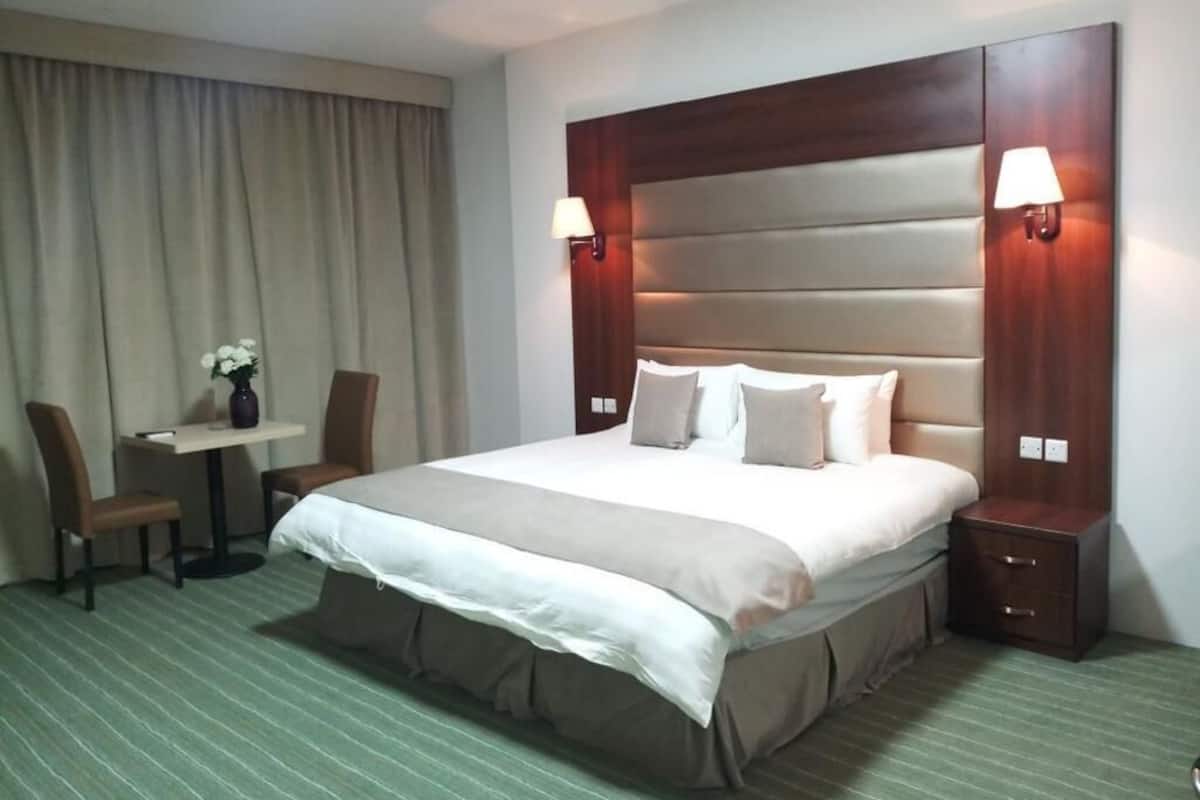 Minibar, in-room safe, desk, iron/ironing board (on request)