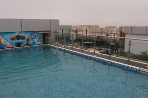 Piscina externa, espreguiçadeiras