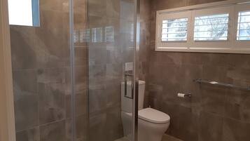 Apartment, 2 Bedrooms | Bathroom | Shower, towels