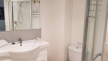 Apartment, 2 Bedrooms | Bathroom | Shower, towels