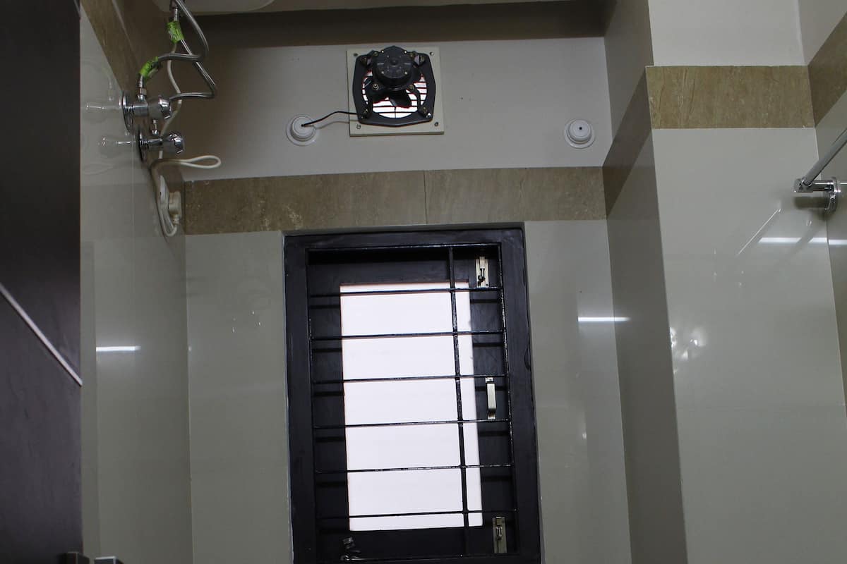 Shower, free toiletries, towels