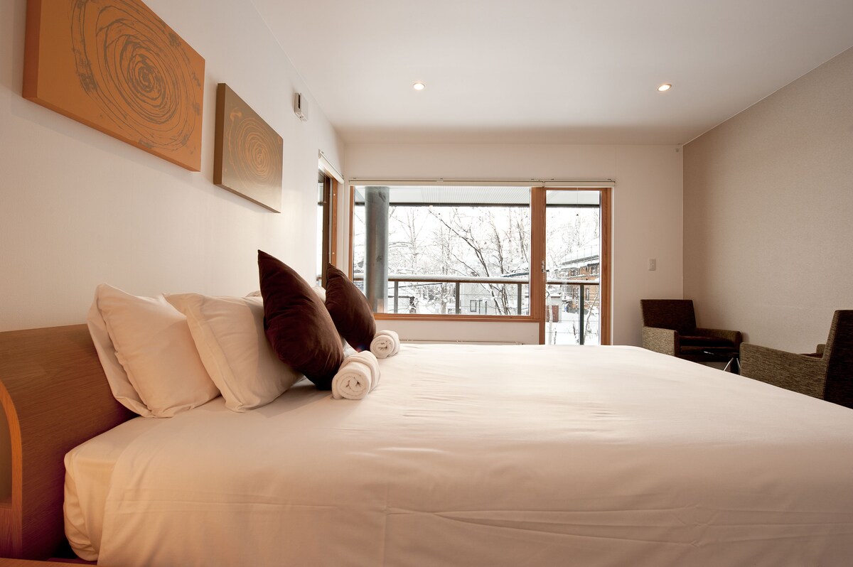 Shitsuki Avalon Hotel room