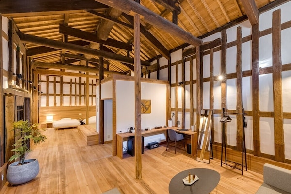 Caja de seguridad en la habitación y decoración personalizada