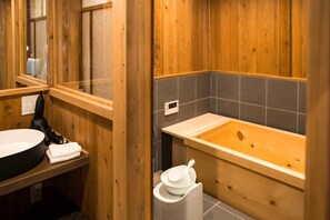 Erillinen kylpyamme ja suihku, syvä kylpyamme, ilmaiset hygieniatuotteet