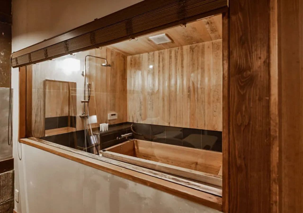 Una cocina moderna con armarios de madera y encimera negra.