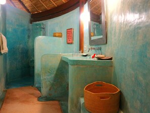 Bungalow, 1 Schlafzimmer, Gartenblick | Badezimmer | Dusche, kostenlose Toilettenartikel, Hausschuhe, Handtücher