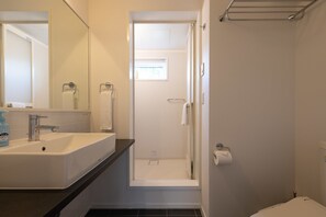House, 3 Bedrooms | Bathroom | Combined shower/tub, free toiletries, hair dryer, electronic bidet