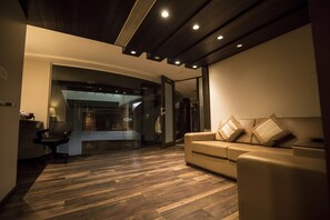 Premium Room | Premium bedding, minibar, in-room safe, individually decorated