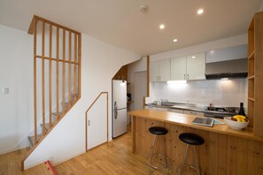 House, 1 Bedroom | Private kitchen | Fridge, microwave, stovetop, electric kettle - Green House (Kutchan)