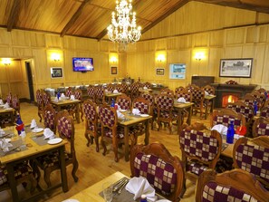 供應早餐、午餐和晚餐，國際料理