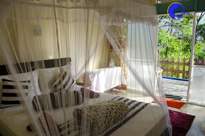 1 habitación, caja de seguridad en la habitación y escritorio