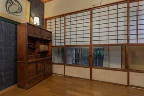 Shiki Homes | HIKARI 光 | Khu phòng khách | TV màn hình phẳng 55-inch có truyền hình kỹ thuật số, TV