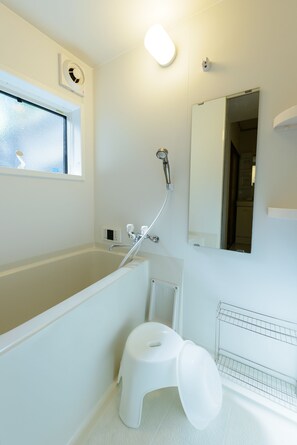 Shiki Homes | HIKARI 光 | Badrum | Badkar/dusch, hårtork, tofflor och elektronisk bidé