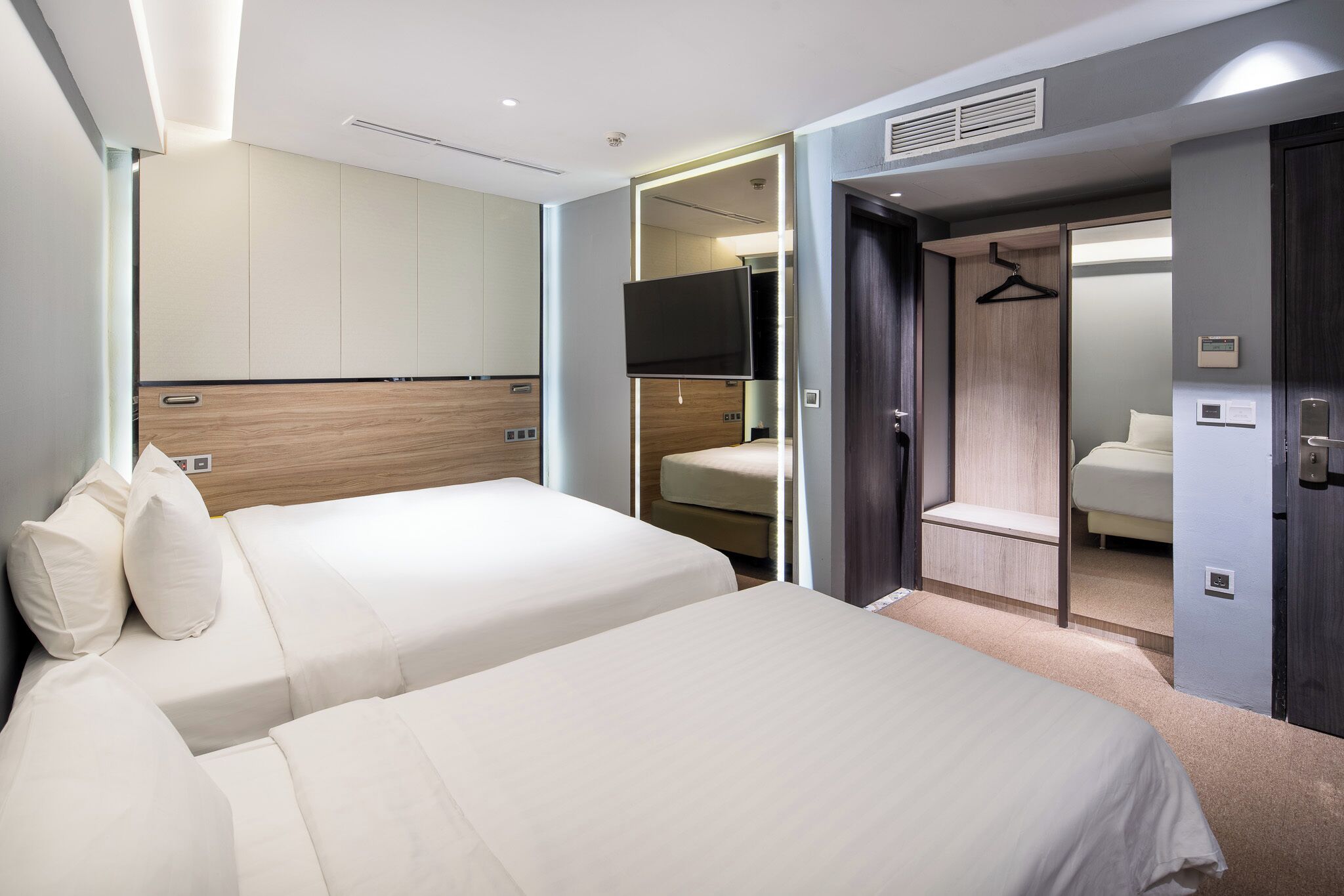 Triple Room without Windows | Coffres-forts dans les chambres, bureau, fer et planche à repasser