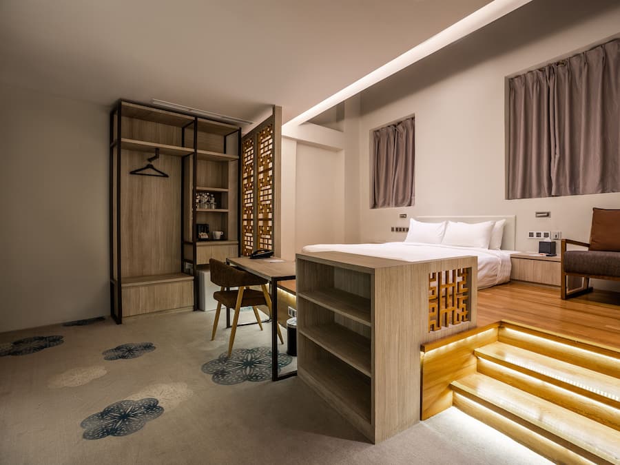 Caja de seguridad en la habitación y escritorio