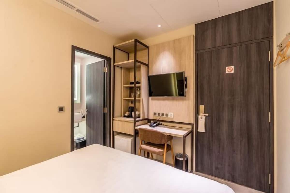 Coffres-forts dans les chambres, bureau, fer et planche à repasser