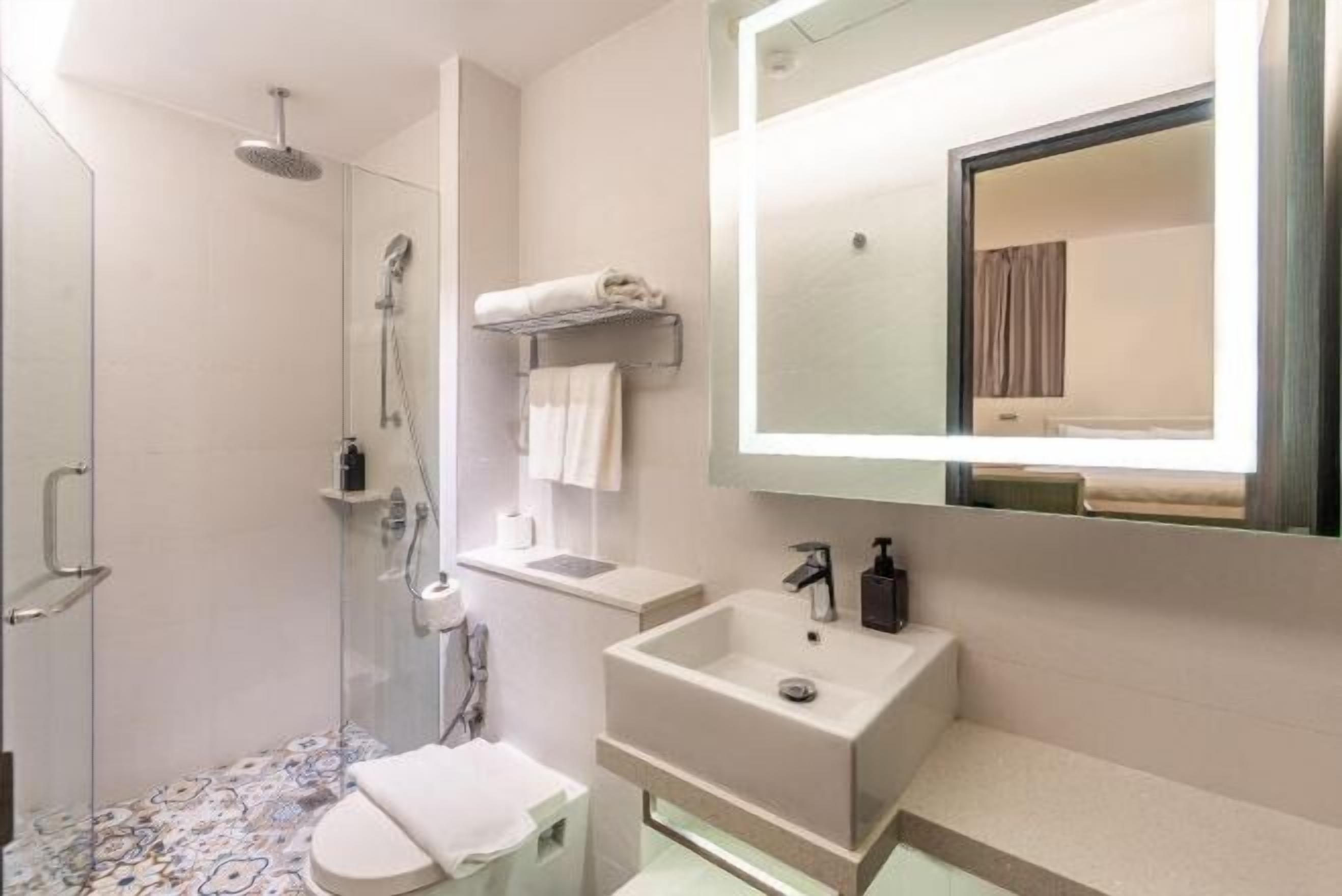 Salle de bain | Douche, articles de toilette gratuits, sèche-cheveux, chaussons