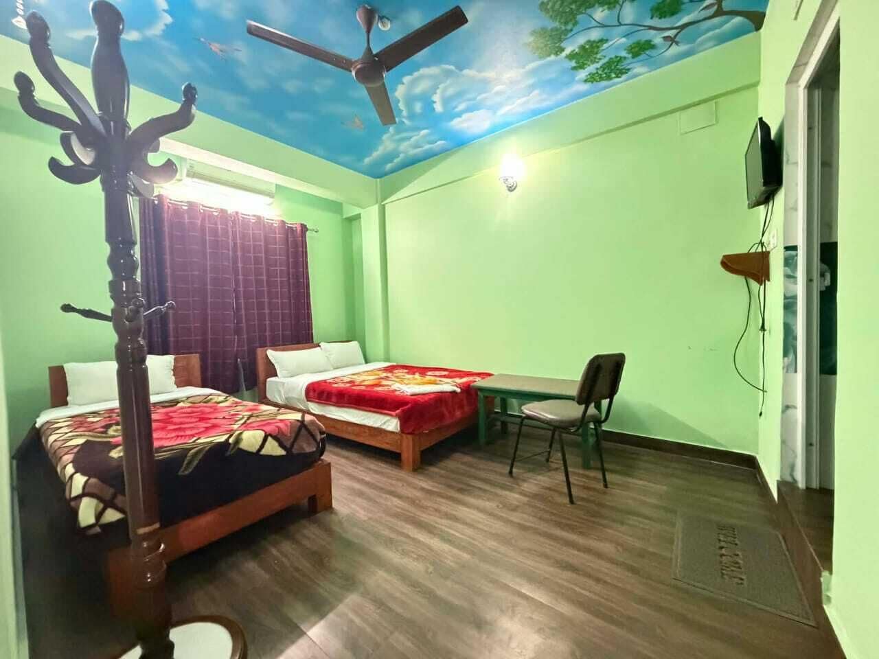 Deluxe Triple Room | Individually decorated, individually furnished, laptop workspace