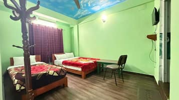 Deluxe Triple Room | Individually decorated, individually furnished, laptop workspace