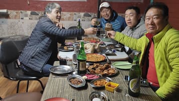 供應早餐、午餐、晚餐;多國菜