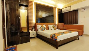 Premium bedding, down duvets, pillow-top beds, in-room safe - Omni Plaza (Jodhpur)