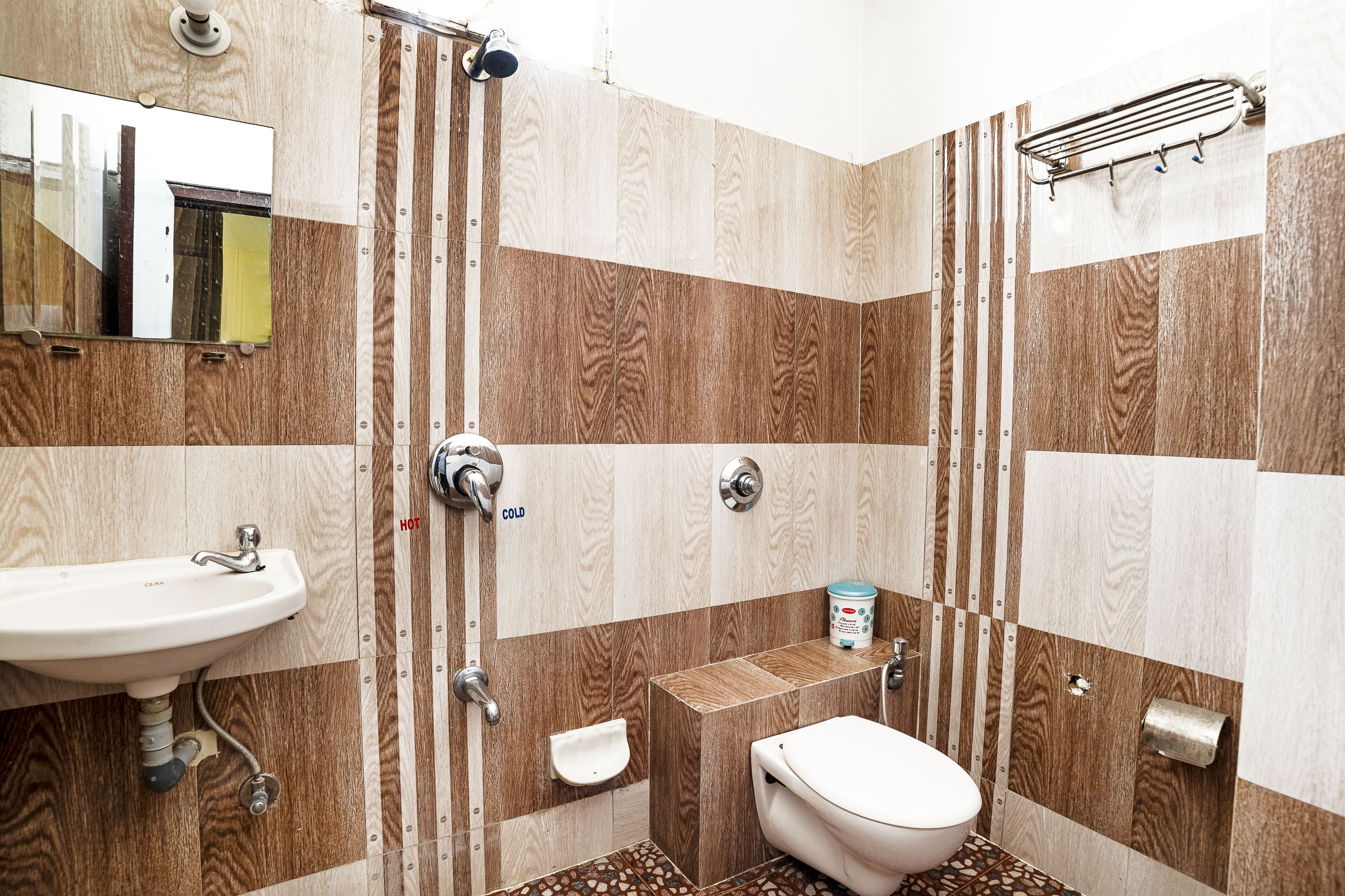 Un baño con lavamanos, inodoro y ducha.