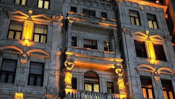 A historic building with classical architecture, featuring a grand entrance, multiple balconies, and ornate detailing. - Grand Hotel de Londres (Istanbul)