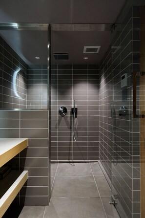 Habitación familiar, varias camas, para no fumadores, vista a la ciudad | Baño | Tina y regadera independientes y amenidades de baño gratuitas