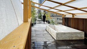 A rooftop terrace with a wooden frame and a view of a tower. - AET HOTEL (Tokyo)