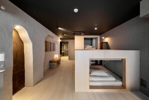 ファミリー ルーム ベッド (複数台) 禁煙 シティビュー | セーフティボックス (室内)、客室ごとに異なる装飾、WiFi (無料)、ベッドシーツ